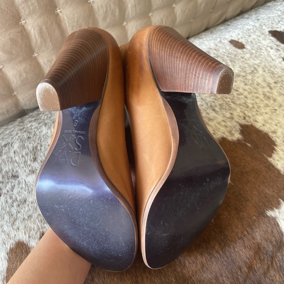 Darling leather booties in the PERFECT SHADE! Size 8 - Picture 2 of 5